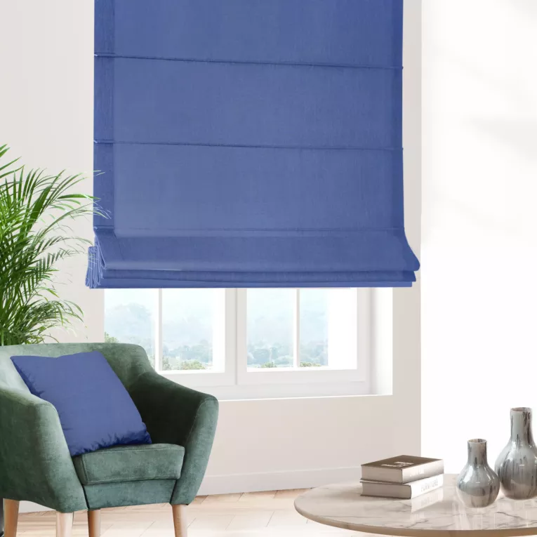 Roleta rzymska STYLE granatowa o naturalnym charakterze, z widocznym, ozdobnym splotem