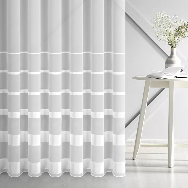 Firana szyta na przelotkach LINEA biała z delikatnej matowej tkaniny ozdobionej pasami, wykończona obciążnikiem