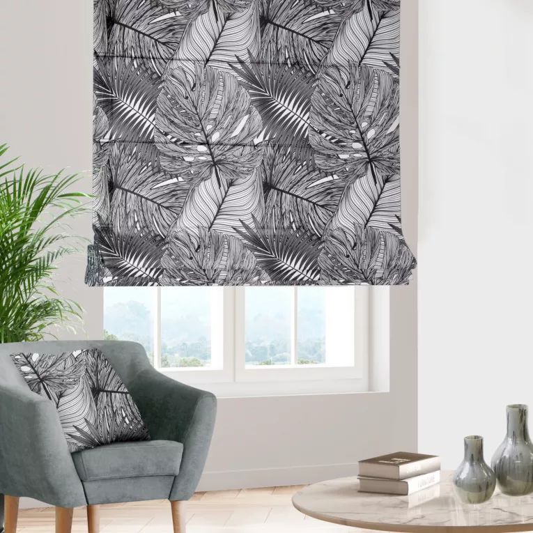 Roleta rzymska biało czarna z tkaniny o naturalnym splocie z botanicznym wzorem