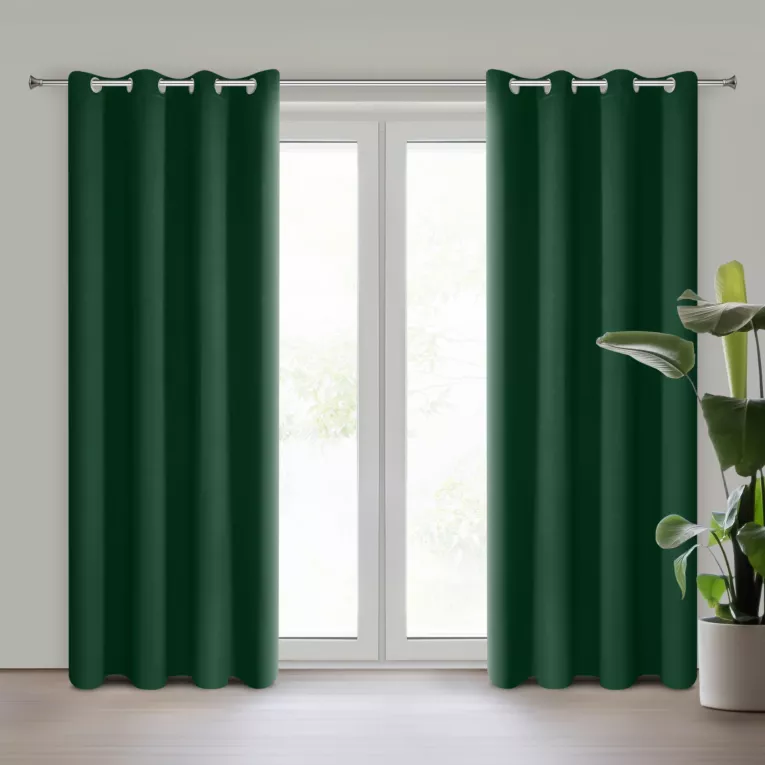 Zasłona ciemnozielona zaciemniająca gładka półmatowa 135x250 cm przelotka LOGAN Eurofirany