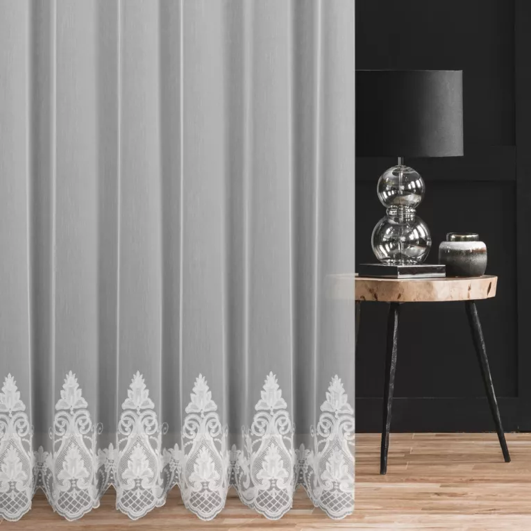 Firana szyta na przelotkach biała z łańcuszkowym haftem na tkaninie typu ADEN z delikatnym efektem deszczyku Italissima Eva Minge