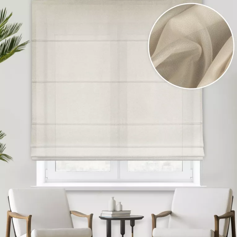 Roleta rzymska beżowa z połyskującej tkaniny o charakterystycznym jodełkowym wzorze, wykończona obciążnikiem