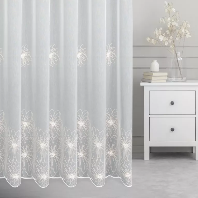 Firana szyta na przelotkach kremowo beżowa z miękkiej tkaniny typu ADEN, zdobionej haftem w kształcie kwiatów