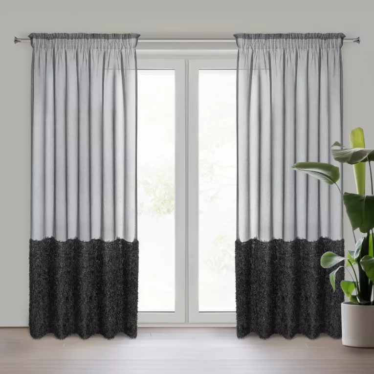 Firana czarna z etaminy zdobiona w dolnej części firany puszystą futrzaną aplikacją 140x270 cm taśma MARION Eurofirany
