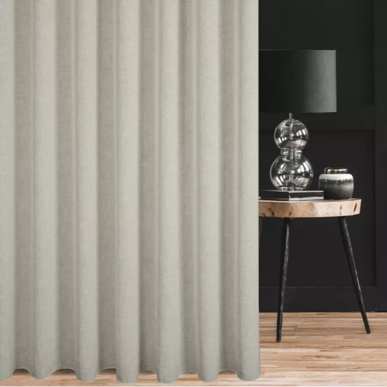 Firana szyta na przelotkach perłowa z lekko połyskującej, luźnotkanej etaminy z efektem kreszowania, wykończona obciążnikiem