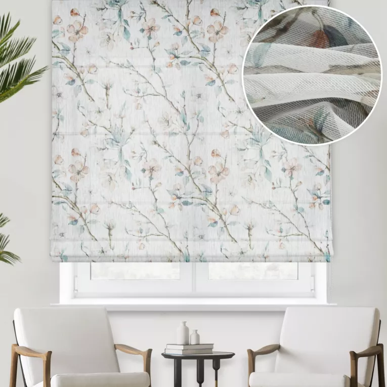 Roleta rzymska kremowo turkusowa z miękkiej tkaniny o naturalnym splocie, drukowanej w botaniczny wzór, wykończona obciażnikiem