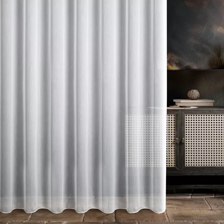 Firana szyta na przelotkach biała z tkaniny o drobnym, wyraźnym splocie, wykończona obciążnikiem