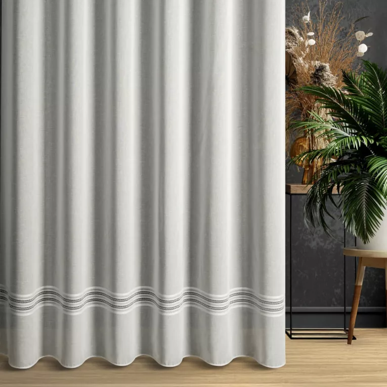 Firana szyta na flexach naturalna z matowej etaminy ozdobionej ażurowym pasem, wykończona obciążnikiem