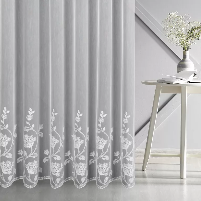Firana szyta na taśmie 8 cm biała z matowej tkaniny ADEN ozdobionej roślinnym, kordonkowym haftem
