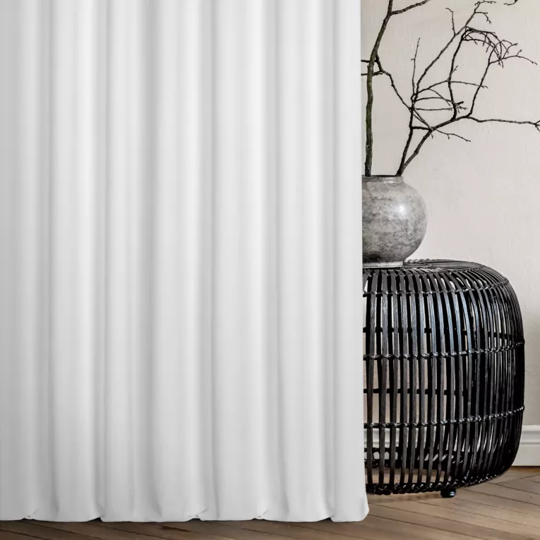 Zasłona szyta na taśmie fala NADINE biała z miękkiej tkaniny o welurowej strukturze i wyraźnym splocie