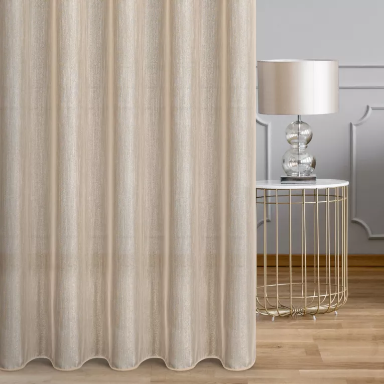 Firana szyta na przelotkach jasnobeżowa z delikatnej tkaniny o luźnym splocie, wykończona obciążnikiem