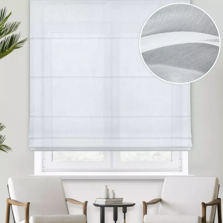 Roleta rzymska JANNET biała z delikatnej miękkiej tkaniny o perłowym połysku, wykończona obciążnikiem