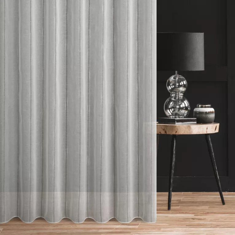 Firana szyta na flexach naturalno kremowa z matowej etaminy w pionowe pasy, wykończona obciążnikiem w stylu eko