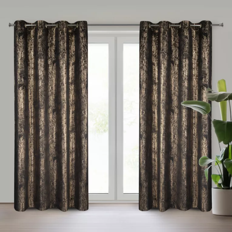 Zasłona czarna z tkaniny welwetowej zdobiona złotym przecieranym nadrukiem złote przelotki - DARA Eurofirany