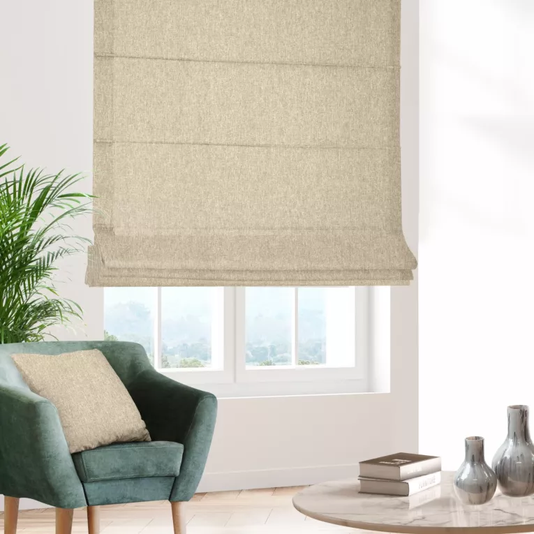 Roleta rzymska beżowa z tkaniny w stylu eko i efektem melanżu