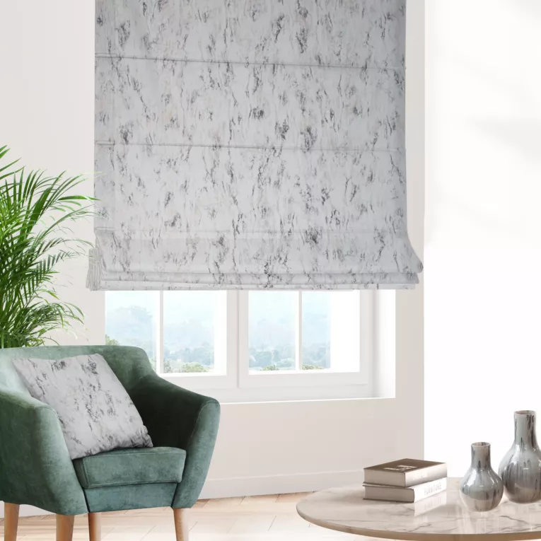 Roleta rzymska naturalno złocista z tkaniny welwetowej ze złotym marmurkowym nadrukiem