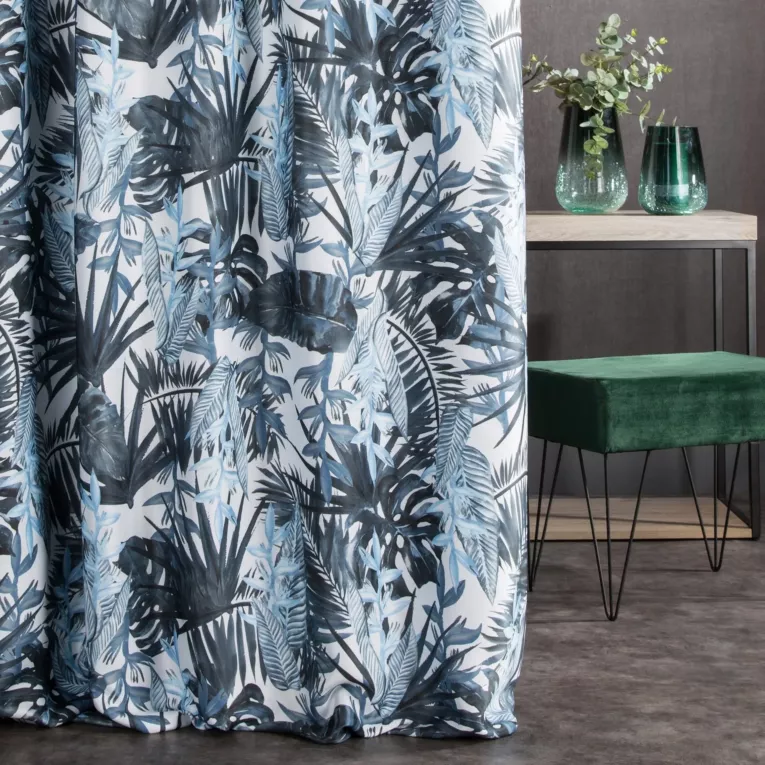 Zasłona szyta na taśmie fala MARINA biało granatowa z miękkiej tkaniny typu blackout drukowanej w egzotyczne liście