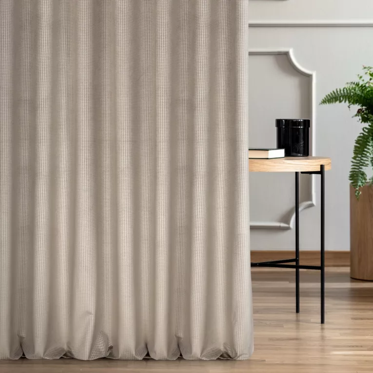 Zasłona szyta na taśmie 8 cm beżowo srebrna tkanina welwetowa z błyszczącym, metalicznym nadrukiem drobnej pepitki