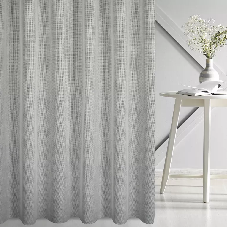 Firana szyta na przelotkach srebrna z matowej tkaniny o strukturze siatki, w stylu eko, wykończona obciążnikiem
