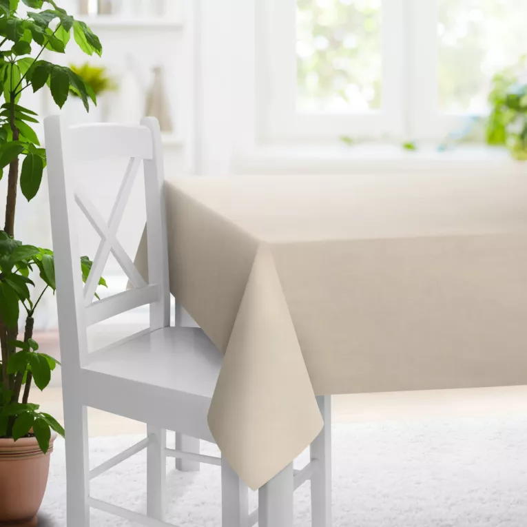 Obrus szyty kremowy z miękkiej półmatowej tkaniny welwetowej