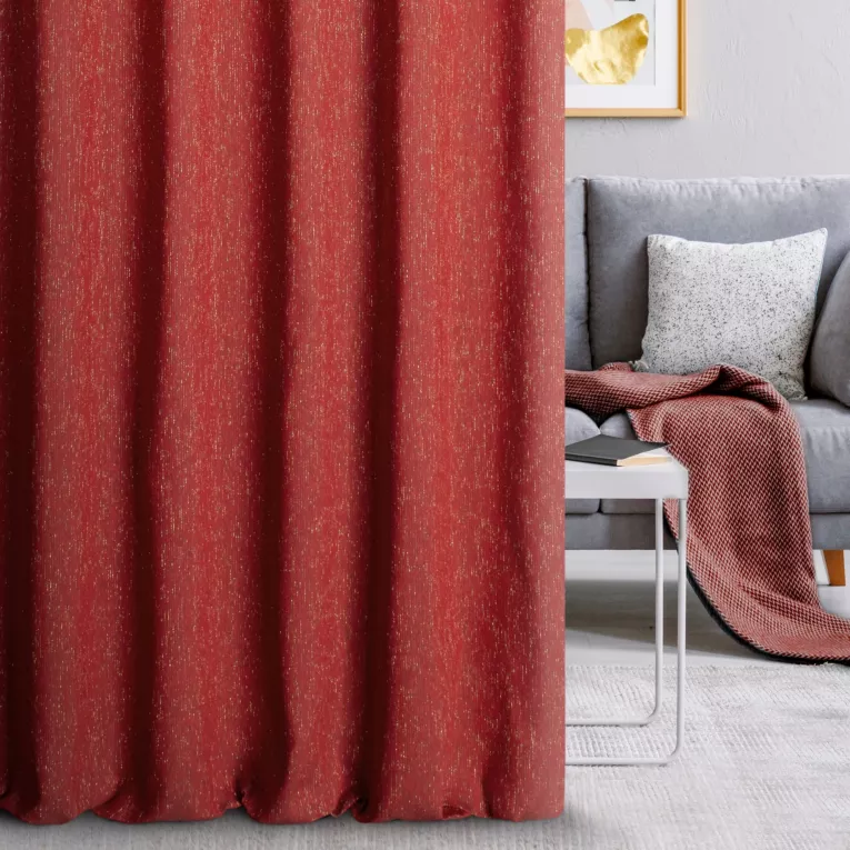 Zasłona szyta na flexach czerwono złota z tkaniny przetykanej błyszczącą nicią