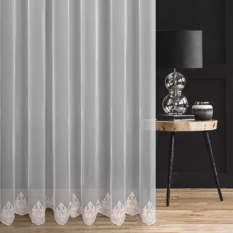 Firana szyta na taśmie 8 cm pudrowo różowa z delikatnie połyskującej tkaniny PERU, zdobionej u dołu haftem