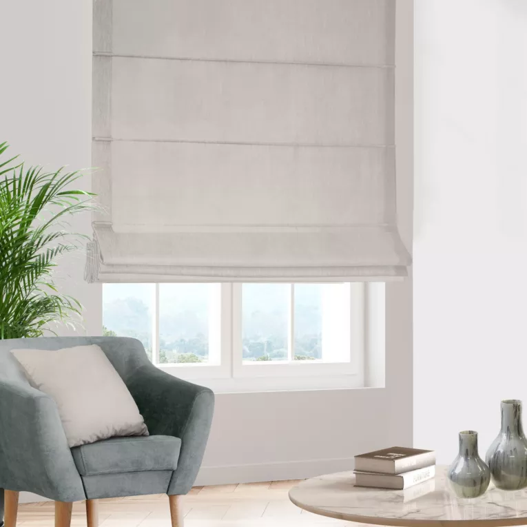 Roleta rzymska szarobeżowa z miękkiej tkaniny welwetowej