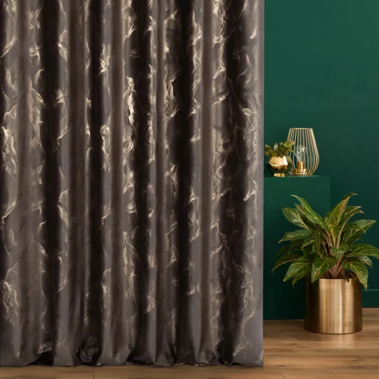 Zasłona szyta na taśmie fala ciemnobrązowo złocista z tkaniny welwetowej ze złotym marmurkowym nadrukiem