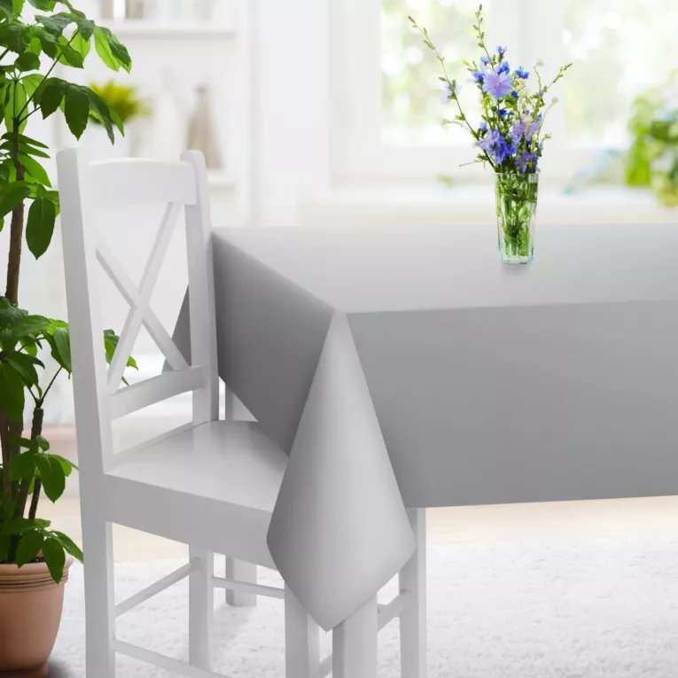 Obrus szyty jasnosrebrny z gładkiej tkaniny zaciemniającej typu dimout wykończona obciążnikiem