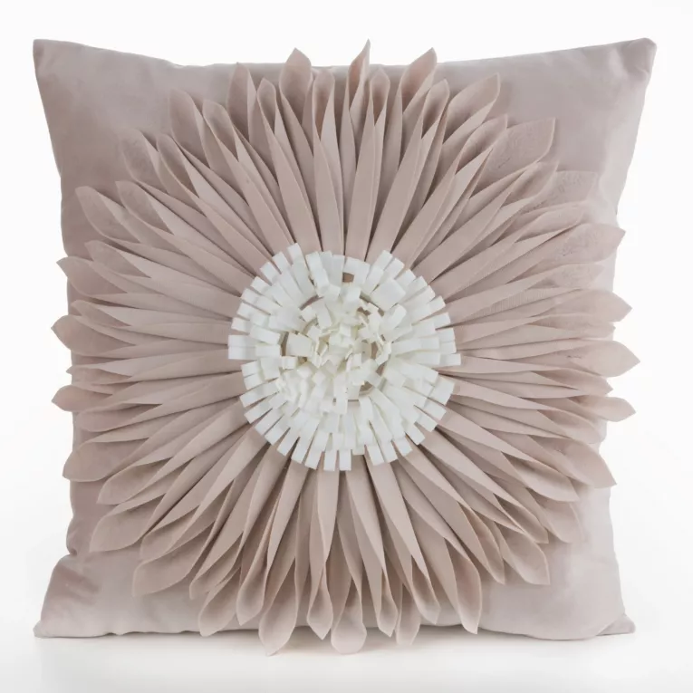 Poszewka na poduszkę 45 x 45 cm z welwetu kolor beżowo, kremowy zdobiona kwiatem 3D FLORES 3 Eurofirany