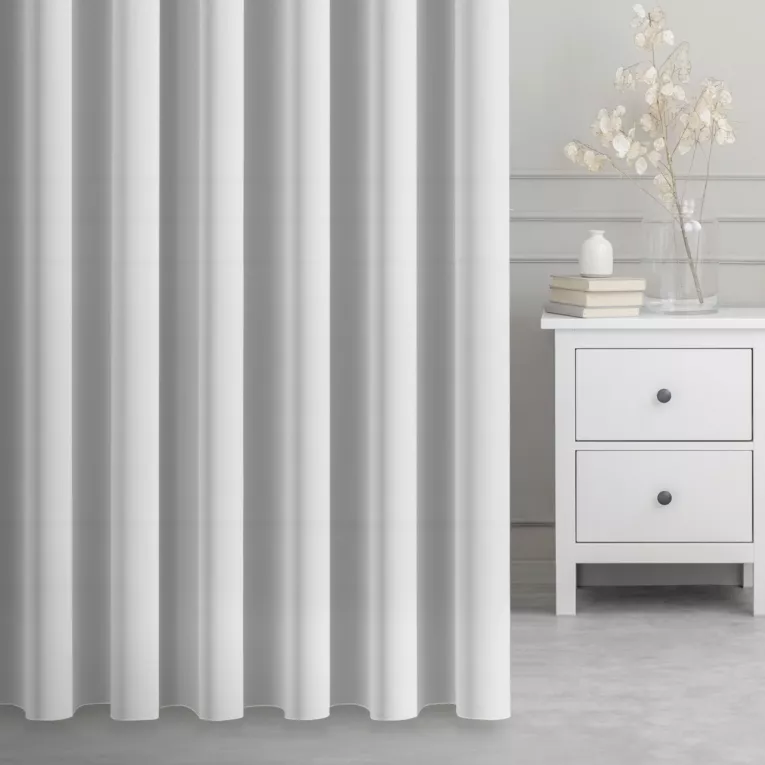 Firana szyta na przelotkach ORIANA biała z delikatnej w dotyku, gęsto tkanej, matowej krepy, wykończona obciążnikiem