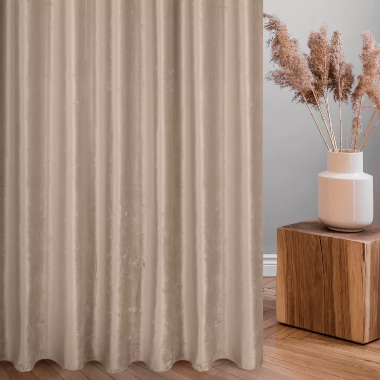 Zasłona szyta na taśmie 5 cm ciemnobeżowa z miękkiej tkaniny welwetowej z efektem kreszowania, wykończona obciążnikiem