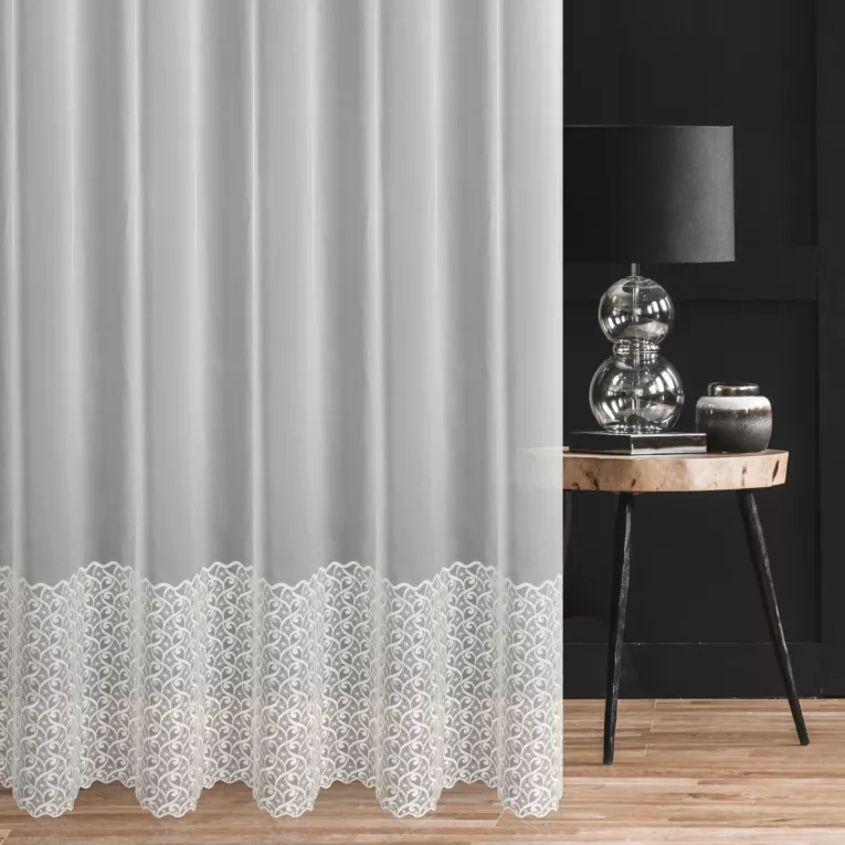 Firana szyta na taśmie fala biało beżowa z połyskującej tkaniny peru z ozdobnym haftem