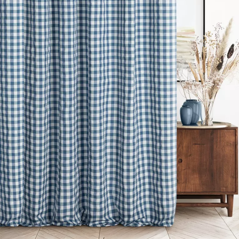 Zasłona szyta na taśmie fala biało ciemnoniebieska z delikatnej tkaniny w kratkę