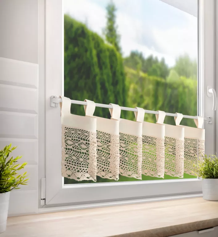 Zazdrostka jasnobeżowa z bawełny zdobiona ażurowym wzorem 150x35 cm szelki  MADDELINE Eurofirany