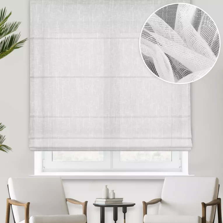 Roleta rzymska biała z tkaniny o naturalnym splocie z widocznym efektem deszczyku, wykończona obciążnikiem