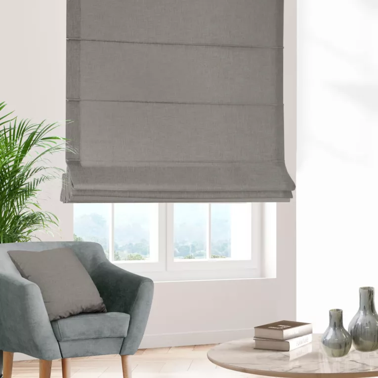 Roleta rzymska GEONOA szara z miękkiej tkaniny o naturalnym charakterze z widocznym ozdobnym splotem