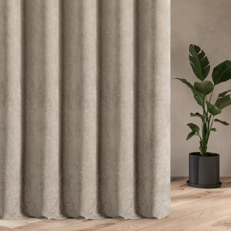 Zasłona szyta na taśmie 5 cm beżowa z tkaniny o szenilowej strukturze