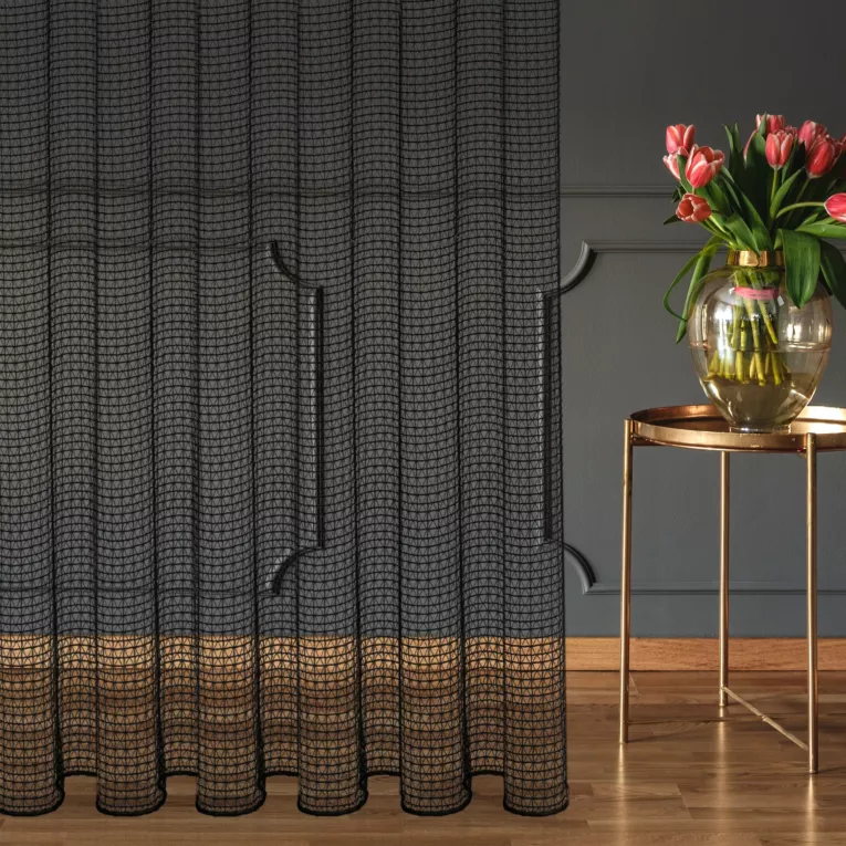 Firana szyta na przelotkach czarna luźno tkana siatka, delikatna i miękka w dotyku, wykończona obciążnikiem