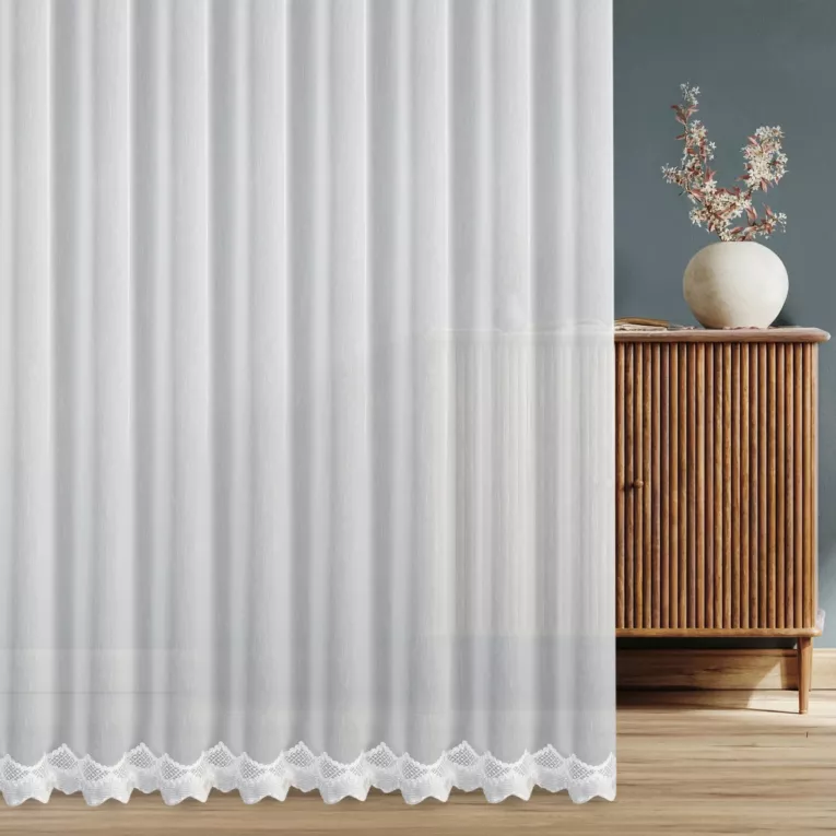 Firana szyta na taśmie 5 cm biała z matowej tkaniny typu ADEN z efektem deszczyku, zdobionej delikatnym, geometrycznym haftem u dołu tkaniny