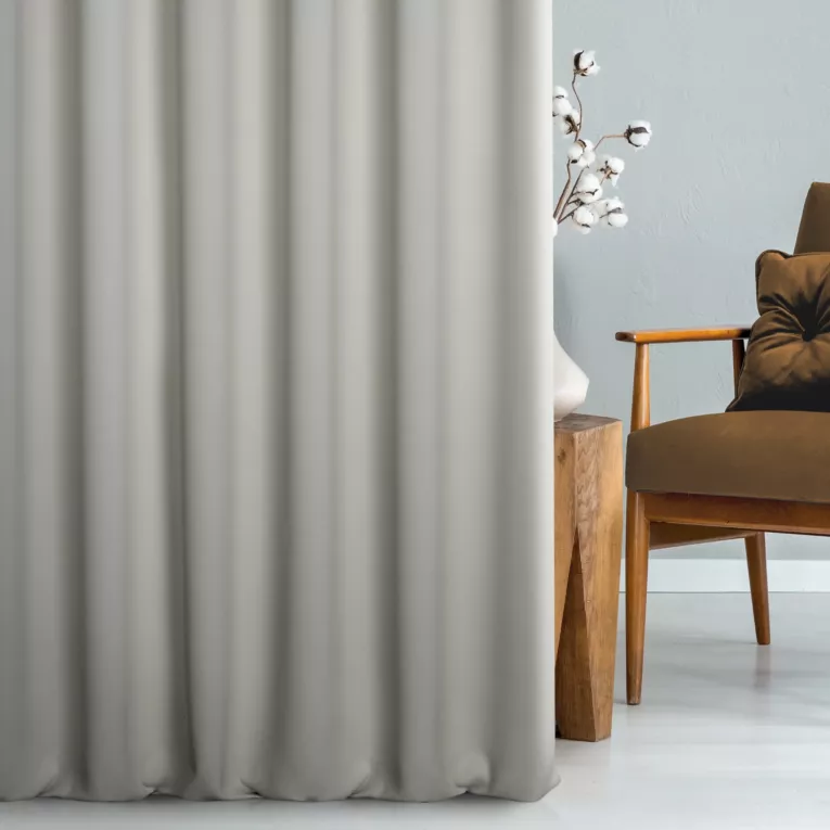 Zasłona szyta na flexach beżowa z gładkiej zaciemniającej tkaniny typu dimout