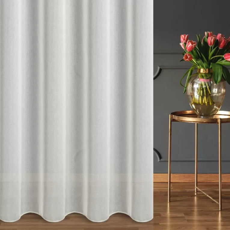 Firana szyta na taśmie 8 cm naturalna z miękkiej tkaniny o delikatnym połysku, wykończona obciążnikiem