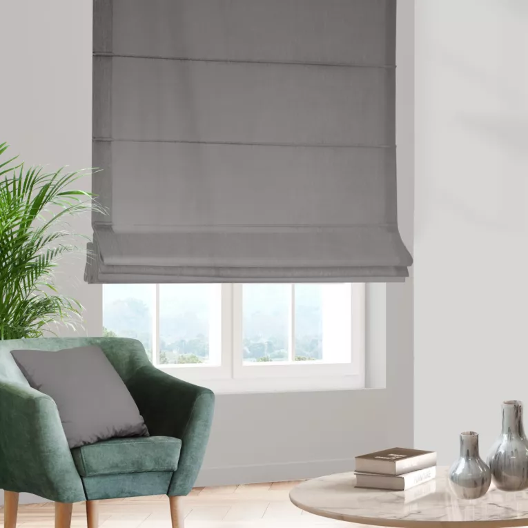 Roleta rzymska szara z tkaniny typu Blackout zaciemniającej w 100%