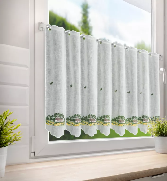 Tkanina firanowa zazdrostka z etaminy zdobiona haftem wiejskiego domku Eurofirany