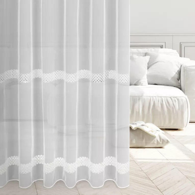 Firana szyta na przelotkach biała z matowego PERU, zdobiona ażurowym haftem w kółeczka tworząc poziome pasy