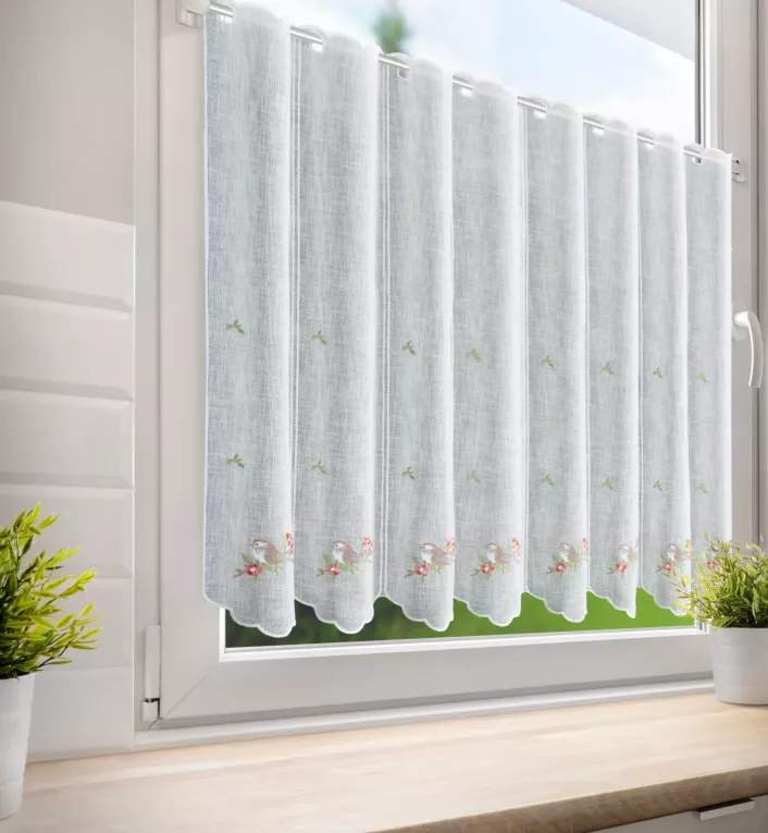 Tkanina firanowa zazdrostka z etaminy zdobiona haftowanymi kwiatami z ptaszkiem Eurofirany