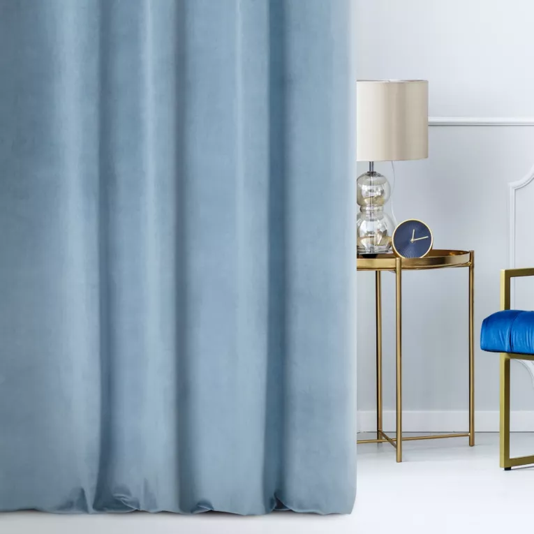 Zasłona szyta na przelotkach niebieska z miękkiej półmatowej tkaniny welwetowej