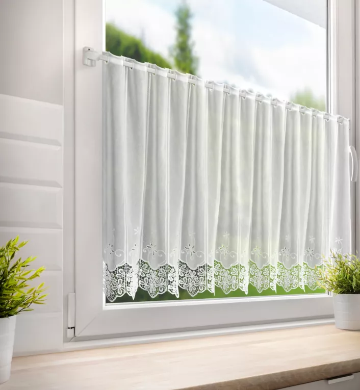 Tkanina firanowa zazdrostka zdobiona ażurowym haftem z motywem kwiatów Eurofirany