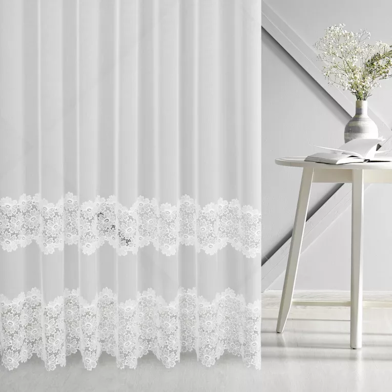 Firana szyta na przelotkach biała z matowej tkaniny ADEN ozdobionej kwiatową aplikacją