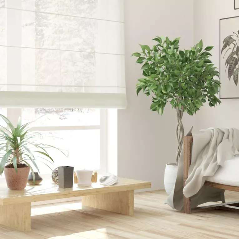 Roleta rzymska PADVA kremowa z delikatnej w dotyku połyskliwej tkaniny PERU, wykończona obciążnikiem